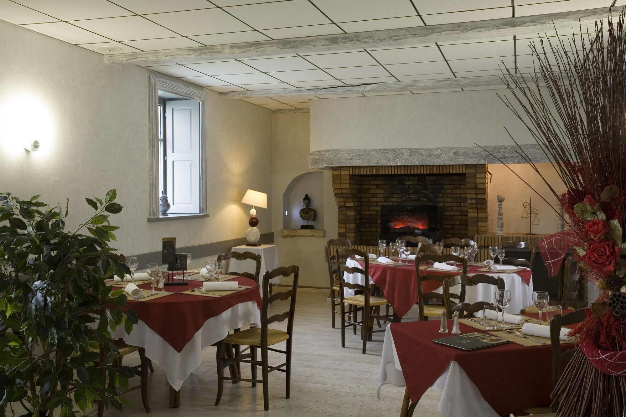 Logis Hotel Tante Yvonne & Son Restaurant Semi-Gastronomique - Lyon Nord Quincieux Exterior photo