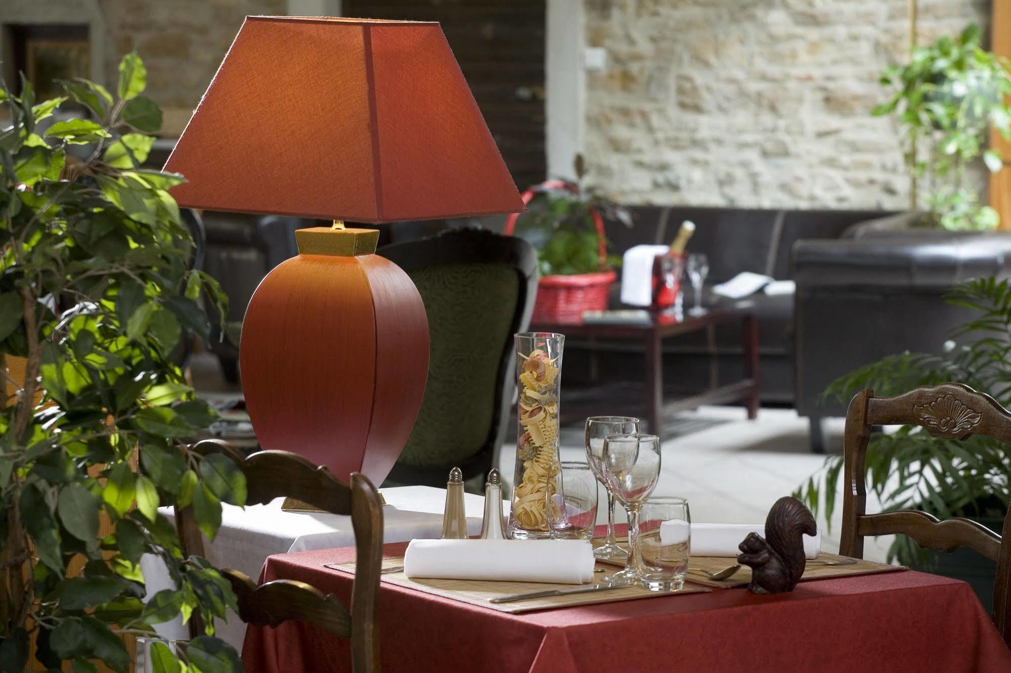 Logis Hotel Tante Yvonne & Son Restaurant Semi-Gastronomique - Lyon Nord Quincieux Exterior photo